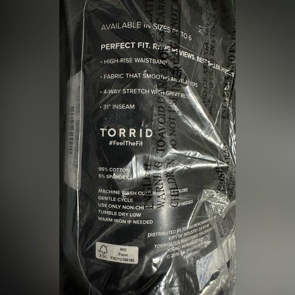 ✨ NWT ✨ Torrid: Women’s Black Full Length Flare Leggings with Pockets- Size 2 - Picture 3 of 9